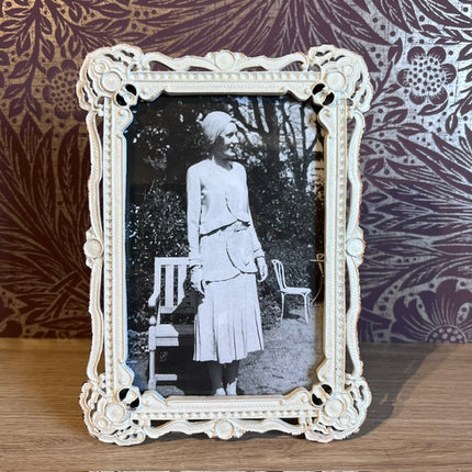 White Ornate Vintage-Style Photo Frame – Timeless Elegance