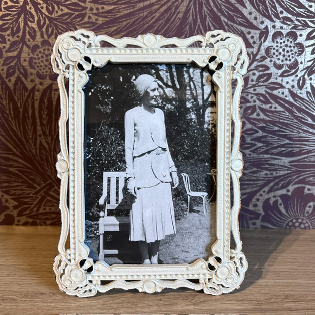 White Ornate Vintage-Style Photo Frame – Timeless Elegance