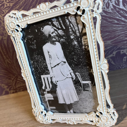 White Ornate Vintage-Style Photo Frame – Timeless Elegance