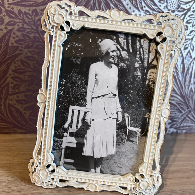 White Ornate Vintage-Style Photo Frame – Timeless Elegance