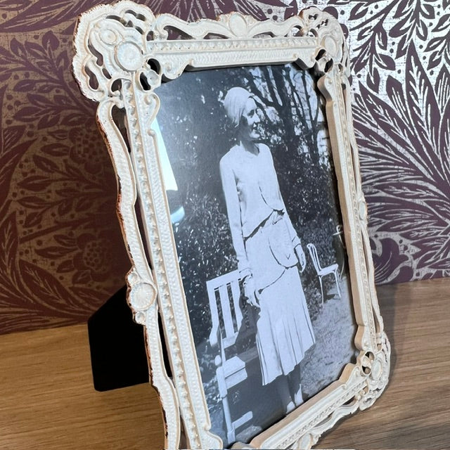 White Ornate Vintage-Style Photo Frame – Timeless Elegance